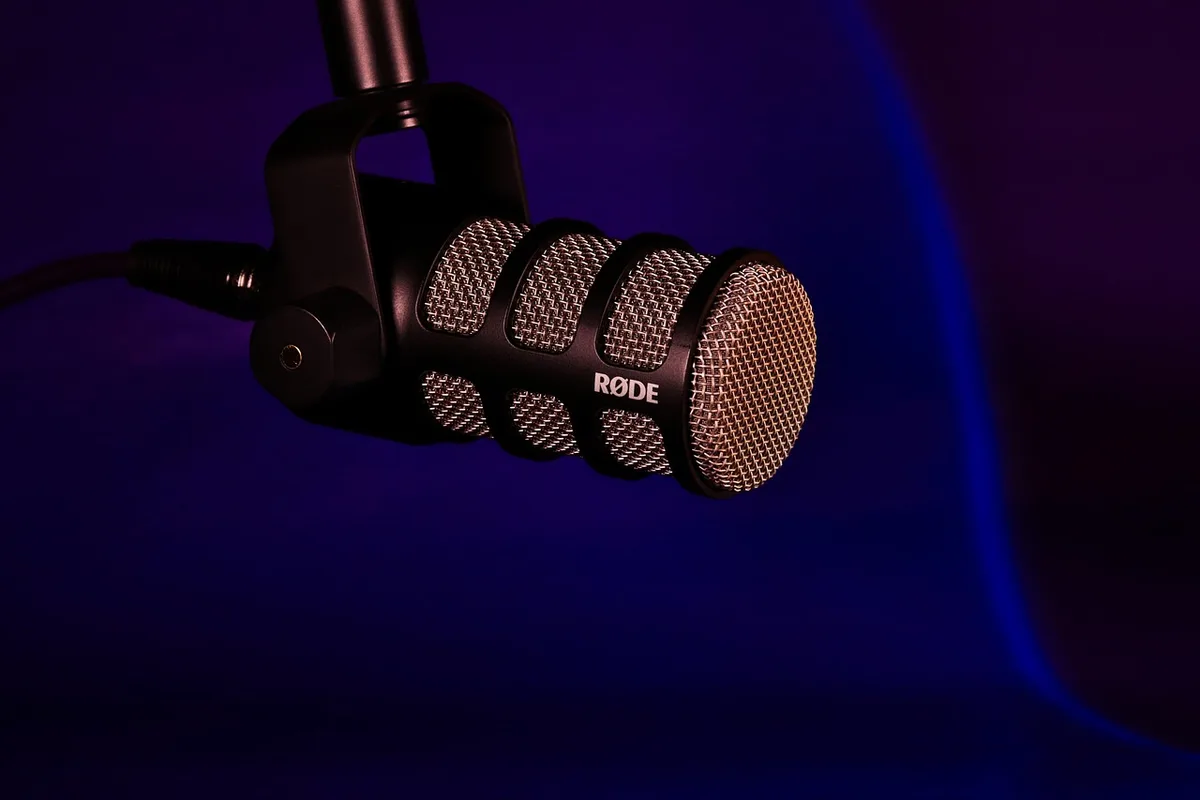 Micro de mesure posé au point d'écoute devant des enceintes en studio lumineux